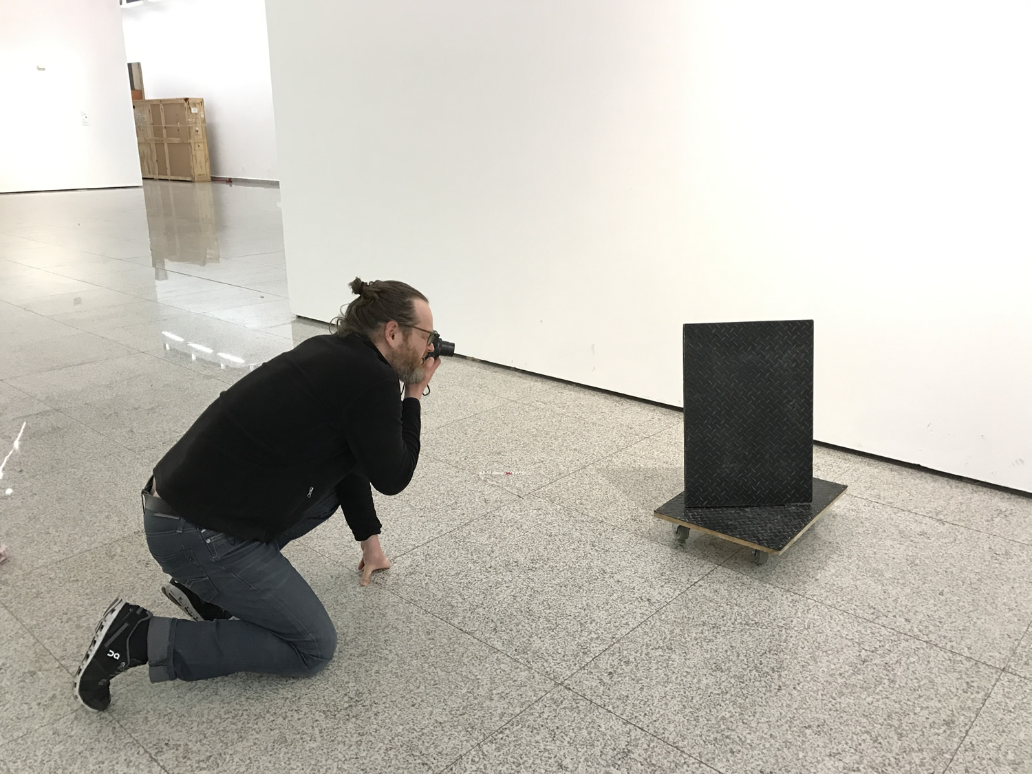 Photographing an object in a gallery